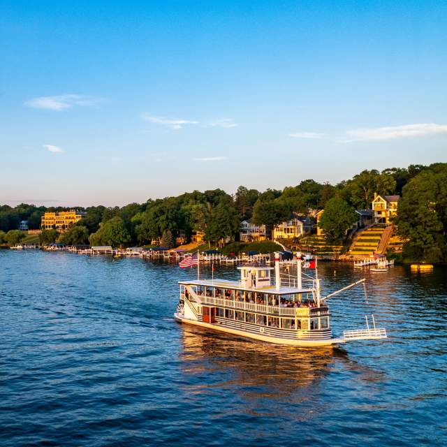 This image has an empty alt attribute; its file name is lakegenevaferry.jpg